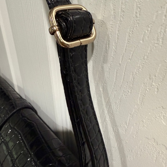 Black Croc Embossed Patent Leather Shoulder Bag - Picture 5 of 6